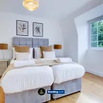 2 Bedroom Apt By Ls2G Short Lets & Serviced Accommodation Greater London With Private Balcony