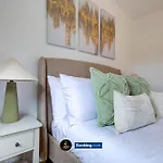 2 Bedroom Apt By Ls2G Short Lets & Serviced Accommodation Greater London With Private Balcony