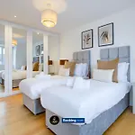 2 Bedroom Apt By Ls2G Short Lets & Serviced Accommodation Greater London With Private Balcony