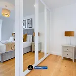 2 Bedroom Apt By Ls2G Short Lets & Serviced Accommodation Greater London With Private Balcony