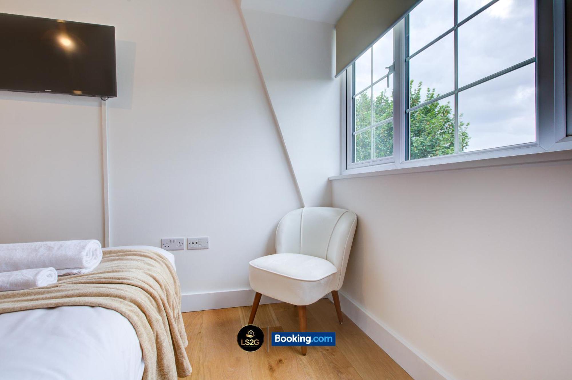 2 Bedroom By Ls2g Short Lets & Serviced Greater With Private Balcony Appartement